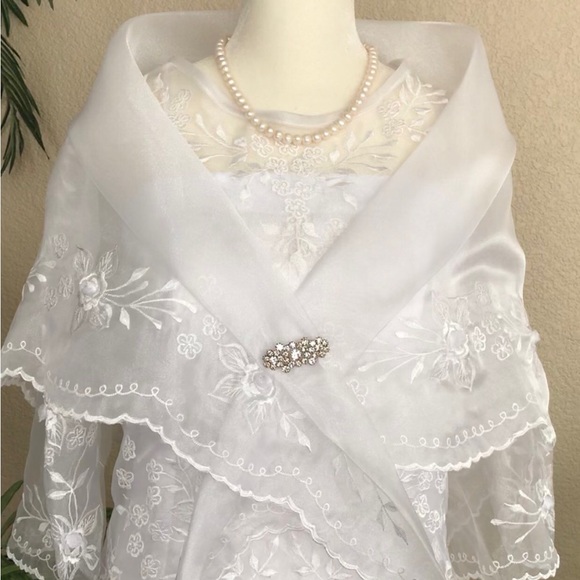 Beautiful White Maria Clara Filipiniana gown with classic embroidery, 3 pcs. Set - Picture 3 of 17